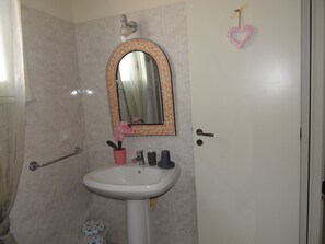Douche, sèche-cheveux, bidet, serviettes fournies