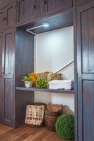 Tabla de planchar con plancha, wifi gratis y ropa de cama 