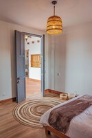 Tabla de planchar con plancha, wifi gratis y ropa de cama 