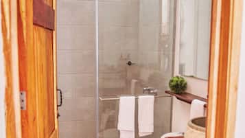 Habitación doble superior | Baño | Secadora de cabello, toallas, jabón, papel de baño