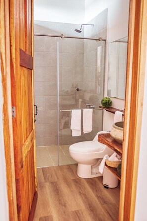 Habitación doble superior | Baño | Secador de pelo, toallas, jabón y papel higiénico