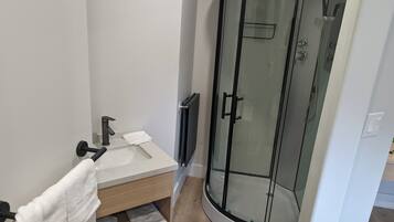 Ducha, cabezal de ducha tipo lluvia, toallas y jabón