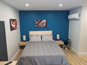 Perushuone, 1 keskisuuri parisänky | Yksilöllisesti sisustettu, yksilöllisesti kalustettu, työpöytä