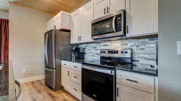 Jääkaappi, mikroaaltouuni, uuni, liesi