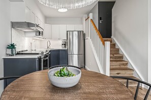 Køleskab, mikrobølgeovn, ovn, kogeplade