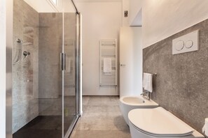 Hair dryer, towels, soap, toilet paper - Exclusive Villa in Vineyard W Pool, And Siena View (Toscana)