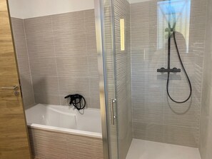 Chuveiro, toalhas de banho