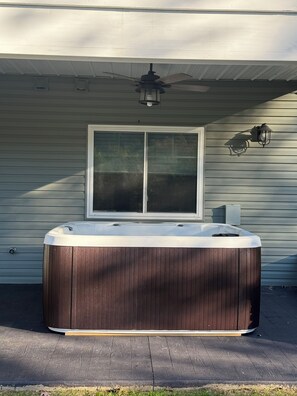 Outdoor spa tub