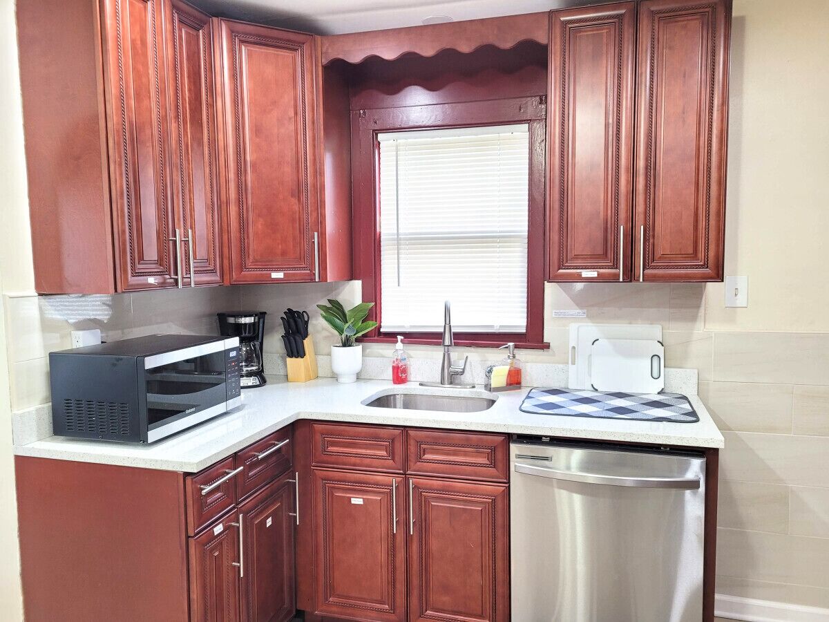 Coffee/tea maker, fridge, microwave, oven