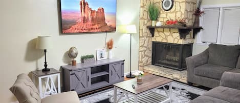 Una Smart TV, una chimenea