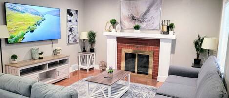 Televisor intel·ligent, llar de foc i oficines