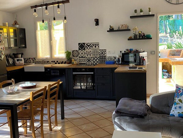 Réfrigérateur, micro-ondes, four, plaque de cuisson