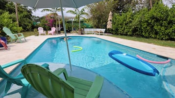 Alberca al aire libre y sombrillas en la alberca