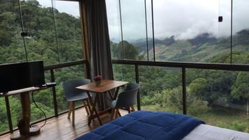 Quarto casal panorâmico, 1 cama Queen, para não fumantes, vista para a montanha | Roupas de cama premium, camas Select Comfort, frigobar