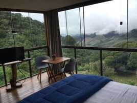 Habitación panorámica doble, 1 cama de matrimonio, no fumadores, vistas a la montaña | Ropa de cama de alta calidad, colchones Select Comfort, minibar