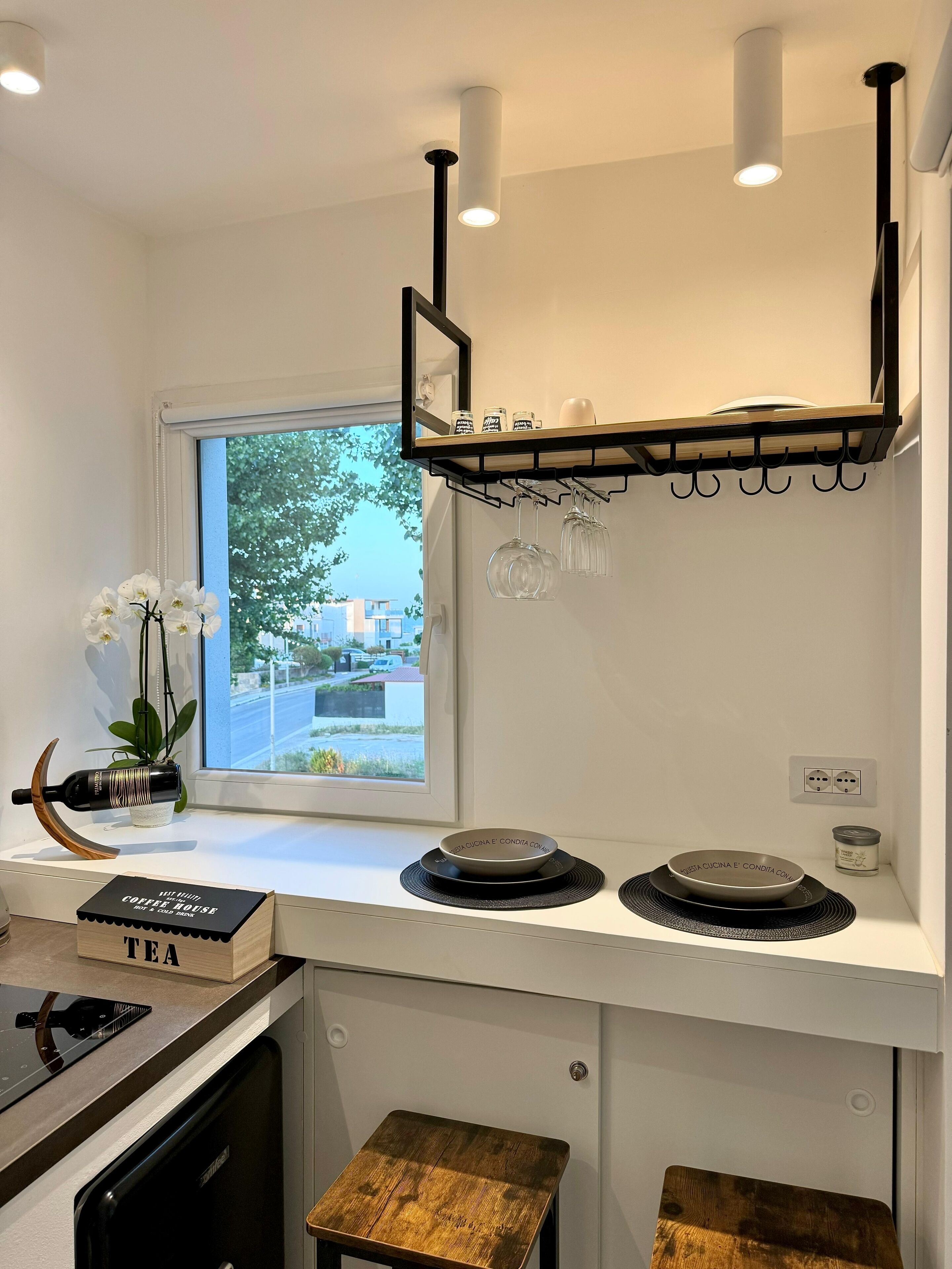 Réfrigérateur, plaque de cuisson, cafetière/bouilloire