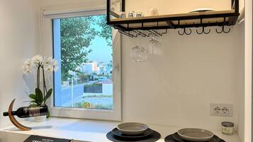 Kühlschrank, Herdplatte, Wasserkocher mit Kaffee-/Teezubehör