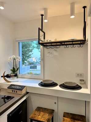 Kühlschrank, Herdplatte, Wasserkocher mit Kaffee-/Teezubehör