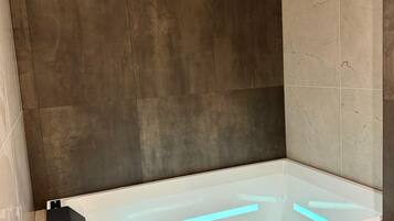 Whirlpool, Haartrockner, Bidet, Handtücher