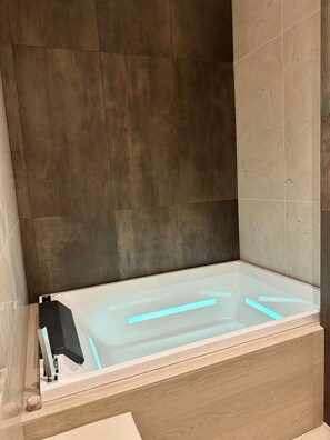 Whirlpool, Haartrockner, Bidet, Handtücher