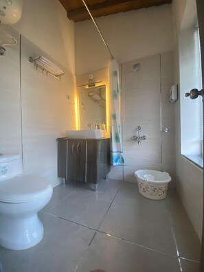 Ein kleines Badezimmer mit Toilette, Waschbecken, Schrank, Dusche und Bidet.
