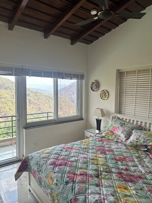 Soundproofing, free WiFi - Luxsugero Penthouse Kaichidham (Nainital)