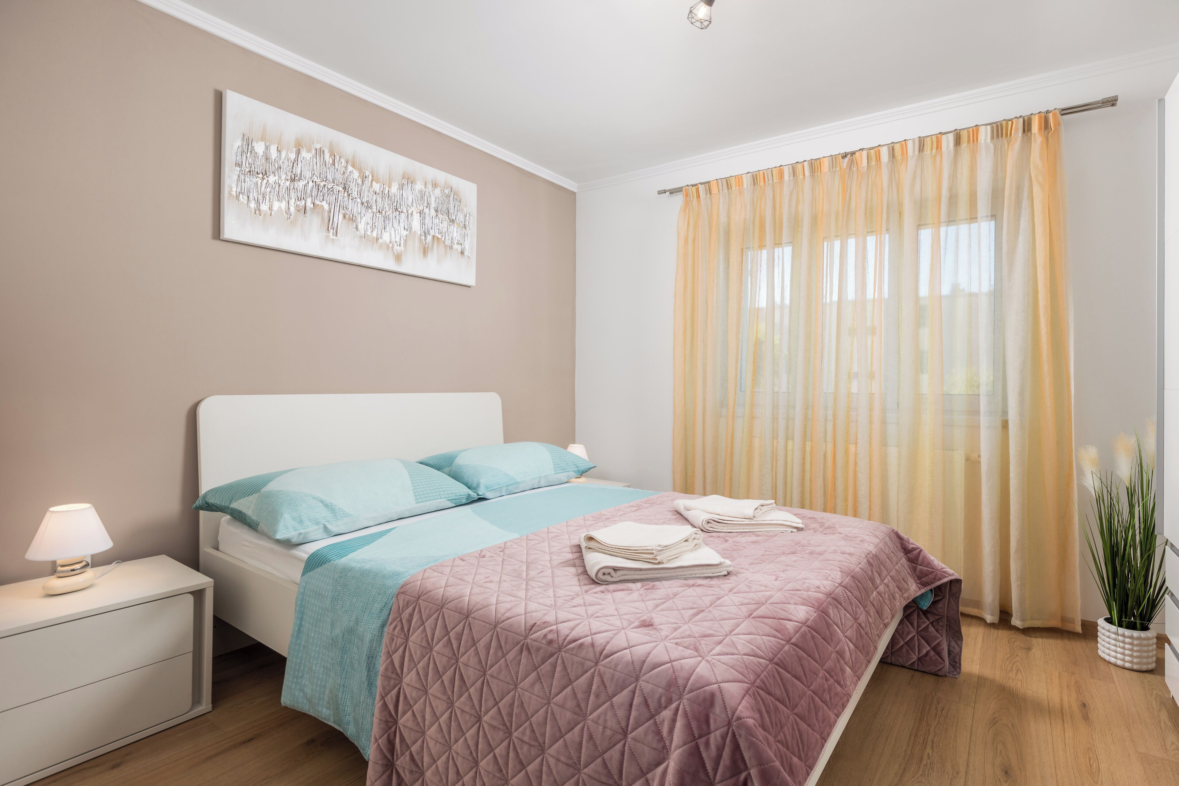 2 bedrooms, iron/ironing board, WiFi, bed sheets