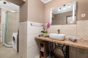 Een douche, een haardroger, een bidet, handdoeken