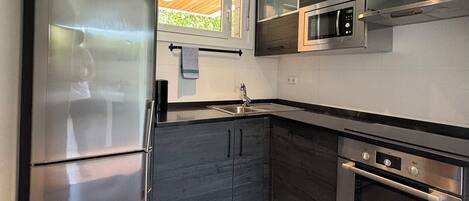 Frigorifero, microonde, forno, piano cottura