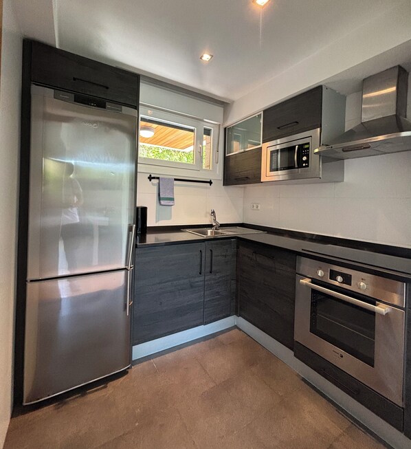 Fridge, microwave, oven, stovetop - Ulia Apartments- Parking AND Terrace (Donostia)
