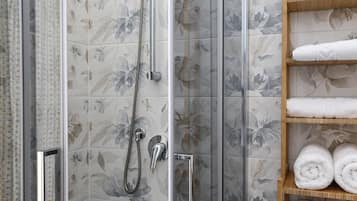 Dusche, Haartrockner, Bidet, Handtücher