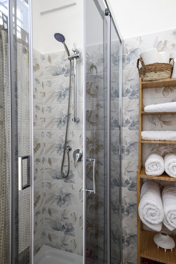 Douche, séchoir à cheveux, bidet, serviettes fournies
