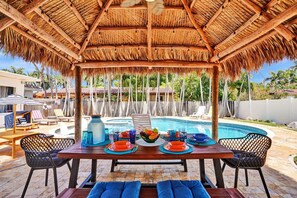 Outdoor dining - Seaside Oasis in Hollywood Lakes near the Beach (Hollywood)
