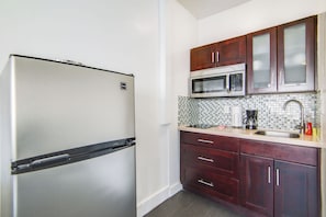 Refrigerador con freezer, microondas, placa de cocina, freezer