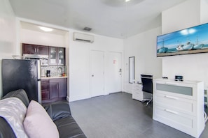 Interior detail - Chic Large Studio Apt Near Ocean Drive South Beach (Miami Beach)