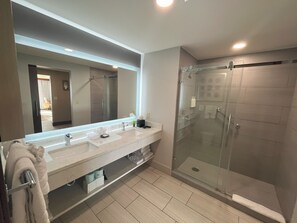 Douche, articles de toilette écologiques, sèche-cheveux
