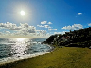 Plage, chaises longues, serviettes de plage