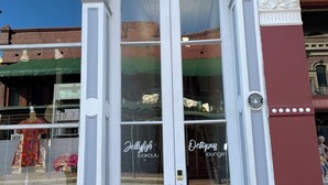 En bygningsfacade med to store glasdøre, hvorpå der står "Jellyfish Lookout" og "Octopus Lounge".