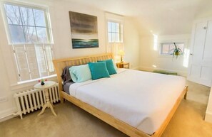 3 bedrooms, iron/ironing board, travel crib, WiFi - Beautiful Home -Walk to Downtown and the Waterfront (Belfast)
