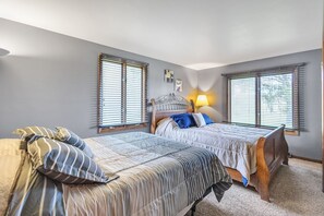 3 bedrooms, iron/ironing board, WiFi, bed sheets - Serene Riverside Retreat by RedAwning (Little Suamico)