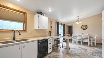 Jääkaappi, mikroaaltouuni, uuni, astianpesukone