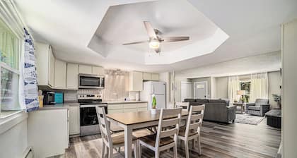 BIRCH COTTAGE - Modern Lake House w/ shared Frontage on Thayer Lake