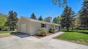 Einbungalow mit Garage, kleinem Vorgarten und Auffahrt.