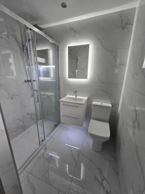 Douche, sèche-cheveux, bidet, serviettes fournies
