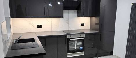 Micro-ondas, fogão, talheres/pratos/utensílios de cozinha