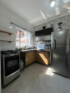 Geladeira, micro-ondas, fogão, cooktop