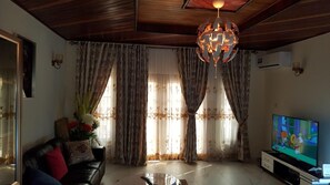 Căn hộ, ban công, quang cảnh sân vườn | Khu phòng khách