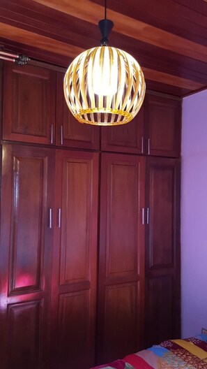 Apartment, Balkon, Blick auf den Innenhof | 2 Schlafzimmer, Bügeleisen/Bügelbrett, kostenloses WLAN