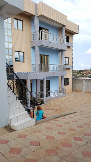 Un immeuble à plusieurs étages doté d’un balcon au deuxième étage.