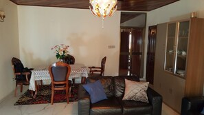 Căn hộ, ban công, quang cảnh sân vườn | Khu vực ăn uống tại phòng